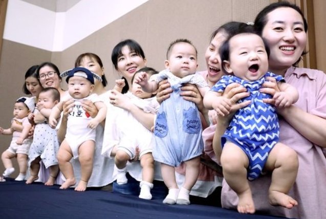 여러 엄마들이 아기와 함께 모여 있는 모습